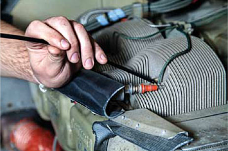 FLIR_VS70_Inspecting_cylinder_in_aircraft_motor_with_VSA2-1M